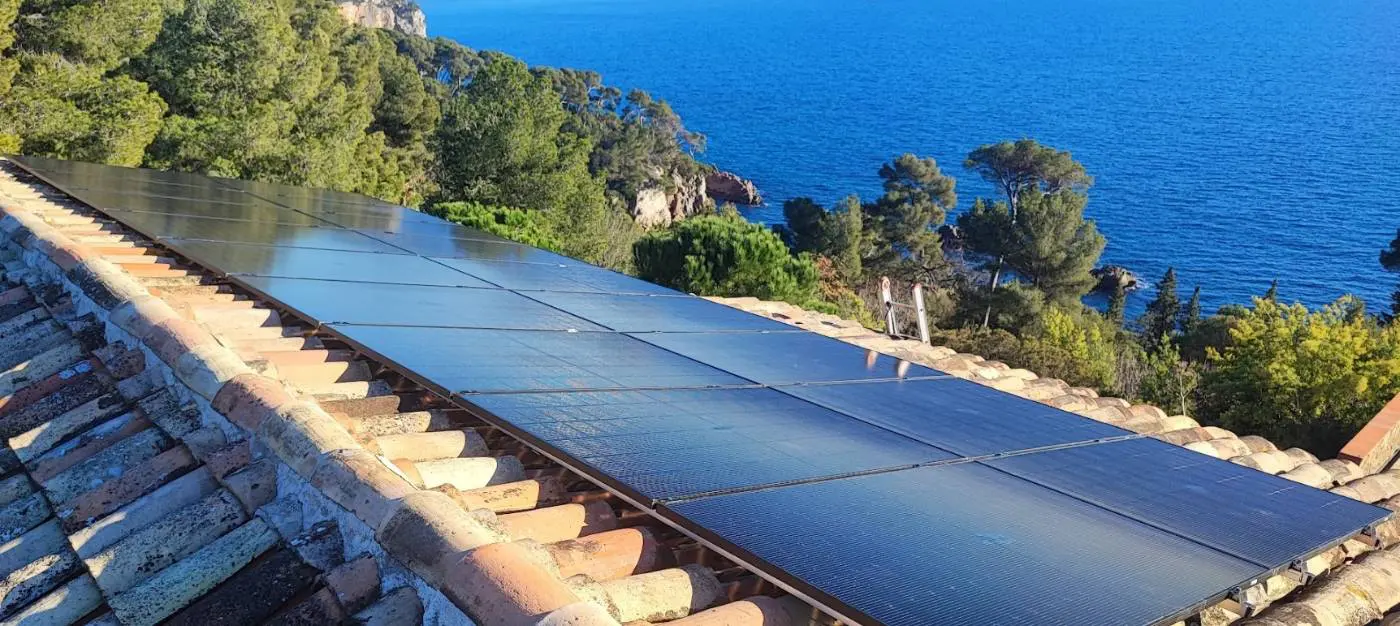 Enr Solutions Installation Photovoltaique Toulon Installation De Panneaux Photovoltaiques Dualsun Bi Verre 7.65 Kwc De Puissance.jpg